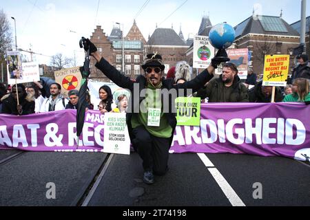 Des militants et des sympathisants environnementaux assistent à la Marche pour le climat et la justice le 12 novembre 2023 à Amsterdam, pays-Bas. Les manifestants demandent de l'actio Banque D'Images
