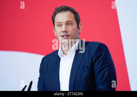 SPD-Vorsitzender Lars Klingbeil Pressekonferenz mit den SPD-Vorsitzenden Saskia Esken undLars Klingbeil im Anschluss an die Sitzungen im Willy-Brandt-Haus Berlin GER *** Président du SPD Lars Klingbeil Conférence de presse avec les présidents du SPD Saskia Esken et Lars Klingbeil après les réunions au Willy Brandt Haus Berlin Berlin GER Banque D'Images