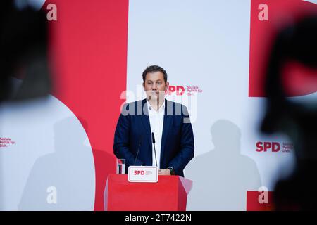 SPD-Vorsitzender Lars Klingbeil Pressekonferenz mit den SPD-Vorsitzenden Saskia Esken undLars Klingbeil im Anschluss an die Sitzungen im Willy-Brandt-Haus Berlin GER *** Président du SPD Lars Klingbeil Conférence de presse avec les présidents du SPD Saskia Esken et Lars Klingbeil après les réunions au Willy Brandt Haus Berlin Berlin GER Banque D'Images