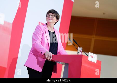 SPD-Vorsitzende Saskia Esken Pressekonferenz mit den SPD-Vorsitzenden Saskia Esken undLars Klingbeil im Anschluss an die Sitzungen im Willy-Brandt-Haus Berlin GER *** Présidente du SPD Saskia Esken Conférence de presse avec les présidentes du SPD Saskia Esken et Lars Klingbeil après les réunions à Willy Brandt Haus Berlin GER Banque D'Images