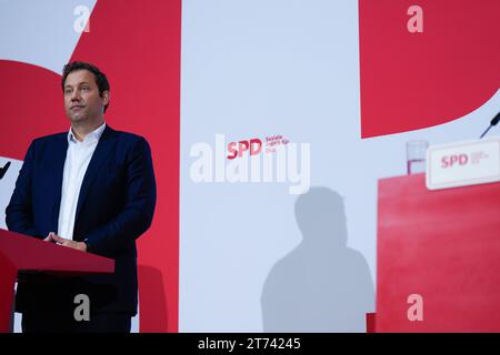 SPD-Vorsitzender Lars Klingbeil Pressekonferenz mit den SPD-Vorsitzenden Saskia Esken undLars Klingbeil im Anschluss an die Sitzungen im Willy-Brandt-Haus Berlin GER *** Président du SPD Lars Klingbeil Conférence de presse avec les présidents du SPD Saskia Esken et Lars Klingbeil après les réunions au Willy Brandt Haus Berlin Berlin GER Banque D'Images