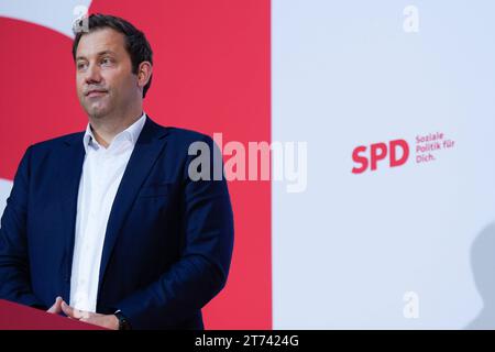 SPD-Vorsitzender Lars Klingbeil Pressekonferenz mit den SPD-Vorsitzenden Saskia Esken undLars Klingbeil im Anschluss an die Sitzungen im Willy-Brandt-Haus Berlin GER *** Président du SPD Lars Klingbeil Conférence de presse avec les présidents du SPD Saskia Esken et Lars Klingbeil après les réunions au Willy Brandt Haus Berlin Berlin GER Banque D'Images