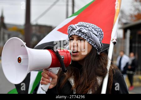 Un manifestant chante des slogans pro-palestiniens à travers un mégaphone pendant la manifestation. Les manifestants contre l'occupation en Palestine ont protesté devant l'usine de munitions de Scranton General Dynamics où sont fabriqués des obus de munitions militaires. Banque D'Images