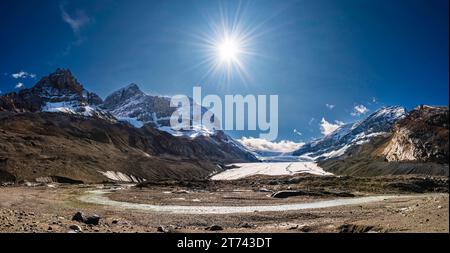 Vue panoramique et soleil éclatant sur le glacier Athabasca, parc national Jasper, Alberta, Canada Banque D'Images