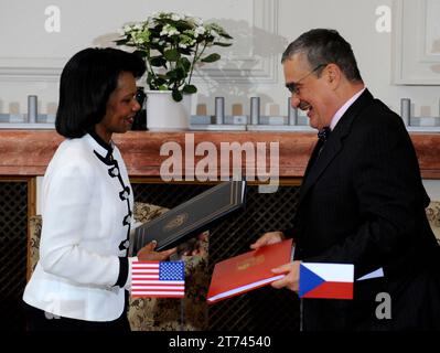 Karel Schwarzenberg, ancien ministre tchèque des Affaires étrangères, président du TOP 09 et sénateur, et descendant d'une famille noble célèbre, était l'une des figures les plus éminentes de la scène politique tchèque lorsqu'il mourut à l'âge de 85 ans à Vienne, en Autriche, en novembre 11, 2023***FILE PHOTO***le ministre des Affaires étrangères de la République tchèque Karl Schwarzenberg (à droite) et la secrétaire d'État américaine Condoleeyya Rice (à gauche) ont signé un traité préliminaire de défense antimissile au Palais Cernin à Prague, en République tchèque, mardi 8 juillet 2008. (Photo CTK/Michal Kamaryt) Banque D'Images