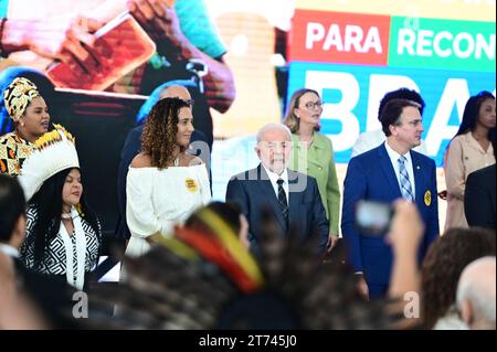 Brasilia, Brésil. 13 novembre 2023. Ce lundi (13), le Président Luiz Inácio Lula da Silva participe au Palais Planalto à la cérémonie de sanction du projet de loi n° 5384/2020, qui actualise la loi sur les quotas. (Photo : ton Molina/Fotoarena) crédit : Foto Arena LTDA/Alamy Live News Banque D'Images