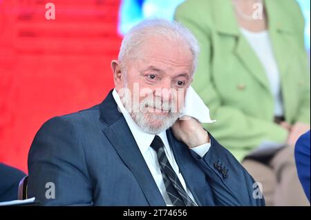 Brasilia, Brésil. 13 novembre 2023. Photo, Président Lula. Ce lundi (13), le Président Luiz Inácio Lula da Silva participe au Palais Planalto à la cérémonie de sanction du projet de loi n° 5384/2020, qui actualise la loi sur les quotas. (Photo : ton Molina/Fotoarena) crédit : Foto Arena LTDA/Alamy Live News Banque D'Images