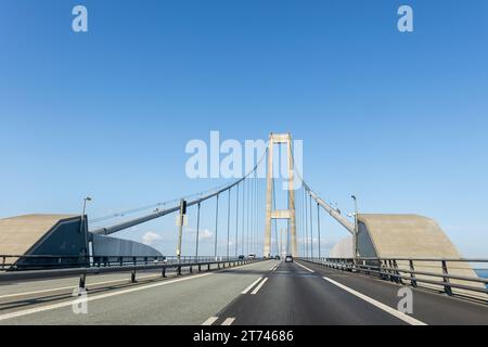 Grande ceinture ou East Bridge Storebaelt de Sealand Funen île danoise fond bleu ciel clair. Construction de pont suspendu suspendu pour vue du conducteur Banque D'Images