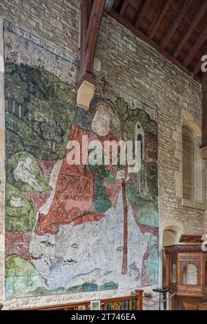 Peinture murale du 14e siècle de St Christopher dans l'église du 12e siècle de St Mary Magdalene dans le village Cotswold de Baunton, Gloucestershire UK Banque D'Images