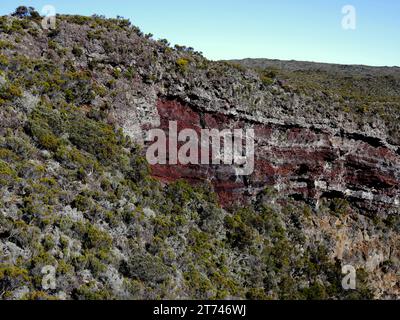 Cratère Commerson falaise rouge sur le chemin du volcan Fournaise, île de la Réunion, France outre-mer. Paysage volcanique de la Réunion Banque D'Images