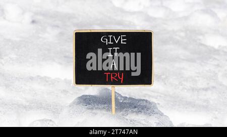 Donnez-lui un symbole essayer. Mot concept Donnez-lui un essai sur le beau tableau noir de craie noire. Beau fond de neige blanche. Entreprise Donnez un concept d'essai à l'informatique. Banque D'Images