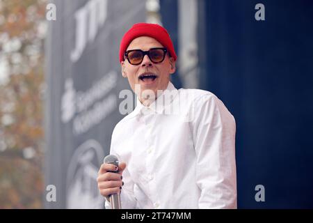 Sänger Oliver Niesen von der Band Cat Ballout auf der Bühne am Heumarkt. Karnevalsauftakt in Köln : BEI der Sessionseröffnung auf dem Heumarkt feiern verkleidete Jecken und Karnevalisten in Kostümen den Beginn der heißen phase des Kölner Karneval mit dem Elften und dem Startschuss UM Elf Uhr Elf. Köln, 11.11.2023 NRW Deutschland *** chanteur Oliver Niesen du groupe Cat Ballout sur la scène du lancement du Carnaval de Heumarkt à Cologne à l'ouverture de la session sur Heumarkt, des fêtards habillés et des carnivalistes en costume célèbrent le début de la phase chaude du Carnaval de Cologne avec The Elevent Banque D'Images