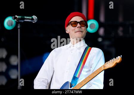 Sänger Oliver Niesen von der Band Cat Ballout auf der Bühne am Heumarkt. Karnevalsauftakt in Köln : BEI der Sessionseröffnung auf dem Heumarkt feiern verkleidete Jecken und Karnevalisten in Kostümen den Beginn der heißen phase des Kölner Karneval mit dem Elften und dem Startschuss UM Elf Uhr Elf. Köln, 11.11.2023 NRW Deutschland *** chanteur Oliver Niesen du groupe Cat Ballout sur la scène du lancement du Carnaval de Heumarkt à Cologne à l'ouverture de la session sur Heumarkt, des fêtards habillés et des carnivalistes en costume célèbrent le début de la phase chaude du Carnaval de Cologne avec The Elevent Banque D'Images