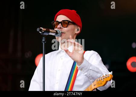 Sänger Oliver Niesen von der Band Cat Ballout auf der Bühne am Heumarkt. Karnevalsauftakt in Köln : BEI der Sessionseröffnung auf dem Heumarkt feiern verkleidete Jecken und Karnevalisten in Kostümen den Beginn der heißen phase des Kölner Karneval mit dem Elften und dem Startschuss UM Elf Uhr Elf. Köln, 11.11.2023 NRW Deutschland *** chanteur Oliver Niesen du groupe Cat Ballout sur la scène du lancement du Carnaval de Heumarkt à Cologne à l'ouverture de la session sur Heumarkt, des fêtards habillés et des carnivalistes en costume célèbrent le début de la phase chaude du Carnaval de Cologne avec The Elevent Banque D'Images