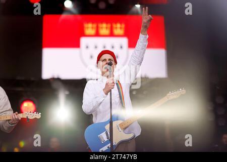 Sänger Oliver Niesen von der Band Cat Ballout auf der Bühne am Heumarkt. Karnevalsauftakt in Köln : BEI der Sessionseröffnung auf dem Heumarkt feiern verkleidete Jecken und Karnevalisten in Kostümen den Beginn der heißen phase des Kölner Karneval mit dem Elften und dem Startschuss UM Elf Uhr Elf. Köln, 11.11.2023 NRW Deutschland *** chanteur Oliver Niesen du groupe Cat Ballout sur la scène du lancement du Carnaval de Heumarkt à Cologne à l'ouverture de la session sur Heumarkt, des fêtards habillés et des carnivalistes en costume célèbrent le début de la phase chaude du Carnaval de Cologne avec The Elevent Banque D'Images