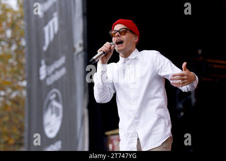 Sänger Oliver Niesen von der Band Cat Ballout auf der Bühne am Heumarkt. Karnevalsauftakt in Köln : BEI der Sessionseröffnung auf dem Heumarkt feiern verkleidete Jecken und Karnevalisten in Kostümen den Beginn der heißen phase des Kölner Karneval mit dem Elften und dem Startschuss UM Elf Uhr Elf. Köln, 11.11.2023 NRW Deutschland *** chanteur Oliver Niesen du groupe Cat Ballout sur la scène du lancement du Carnaval de Heumarkt à Cologne à l'ouverture de la session sur Heumarkt, des fêtards habillés et des carnivalistes en costume célèbrent le début de la phase chaude du Carnaval de Cologne avec The Elevent Banque D'Images