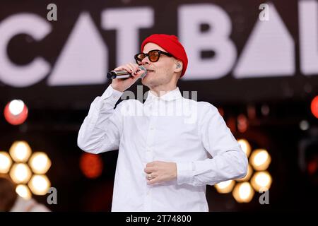 Sänger Oliver Niesen von der Band Cat Ballout auf der Bühne am Heumarkt. Karnevalsauftakt in Köln : BEI der Sessionseröffnung auf dem Heumarkt feiern verkleidete Jecken und Karnevalisten in Kostümen den Beginn der heißen phase des Kölner Karneval mit dem Elften und dem Startschuss UM Elf Uhr Elf. Köln, 11.11.2023 NRW Deutschland *** chanteur Oliver Niesen du groupe Cat Ballout sur la scène du lancement du Carnaval de Heumarkt à Cologne à l'ouverture de la session sur Heumarkt, des fêtards habillés et des carnivalistes en costume célèbrent le début de la phase chaude du Carnaval de Cologne avec The Elevent Banque D'Images