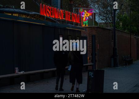 Londres, Royaume-Uni. 13 novembre 2023. Vue générale de l’installation de néons de l’artiste Chila Burman représentant Lord Shiva (alias Shiva le destructeur), l’une des divinités les plus importantes de l’hindouisme. L’œuvre a été spécialement créée pour le Festival d’hiver du Musée de la Maison et peut être vue jusqu’en février 2024 crédit : Stephen Chung / Alamy Live News Banque D'Images