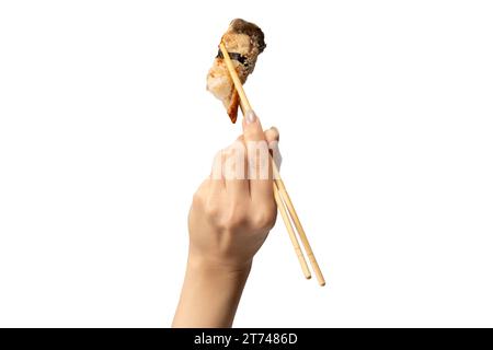 Sushi unagi dans une main de femme isolé sur un fond blanc. Banque D'Images