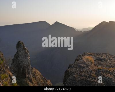 Premiers rayons de soleil à Mafate depuis le point de vue Maido en lumière matinale à la Réunion Banque D'Images