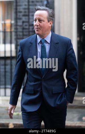 Londres, Royaume-Uni. 13 novembre 2023. David Cameron est vu devant le 10 Downing Street à Londres, en Grande-Bretagne, le 13 novembre 2023. L'ancien Premier ministre britannique David Cameron a été nommé au poste de nouveau ministre britannique des Affaires étrangères lundi au cours du remaniement ministériel du Premier ministre Rishi Sunak. Crédit : Xinhua/Alamy Live News Banque D'Images