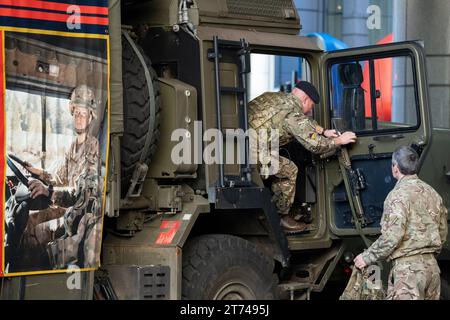 Un soldat du 101 Logistics corps sécurise son arme dans la cabine de son véhicule avant le Lord Mayor's Show dans la City de Londres, le quartier historique de la capitale, le 11 novembre 2023, à Londres, en Angleterre. 101 Brigade de soutien opérationnel assure le commandement et le contrôle des unités de soutien du service de combat de la 3e division (Royaume-Uni), Banque D'Images