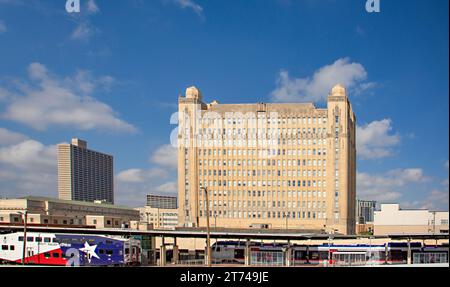 Fort Worth, Texas - 4 novembre 2023 : Texas and Pacific terminal and Warehouse, fort Worth, Texas construit par Wyatt Cephus Hedrick avec gare en f Banque D'Images