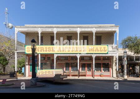 Kerrville, USA - 1 novembre 2023 : ancienne maison historique occidentale avec balcon et décoration historique à Kerrville, Texas, USA. Banque D'Images