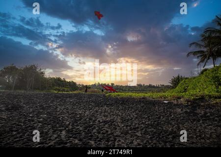 Cerfs-volants traditionnels dans le ciel. Beau paysage tropical à Bali Banque D'Images