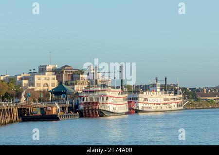 Nouvelle-Orléans, États-Unis - 27 octobre 2023 : vue matinale sur le bateau à aubes Natchez du Mississippi et la ville de la Nouvelle-Orléans à l'embarcadère de la Nouvelle-Orléans. Banque D'Images