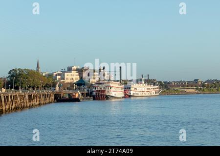 Nouvelle-Orléans, États-Unis - 27 octobre 2023 : vue matinale sur le bateau à aubes Natchez du Mississippi et la ville de la Nouvelle-Orléans à l'embarcadère de la Nouvelle-Orléans. Banque D'Images