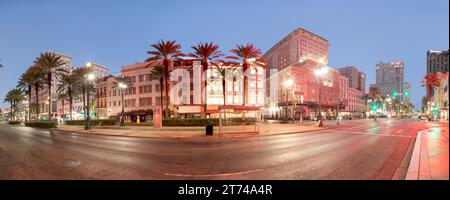 Nouvelle-Orléans ; USA - 25 octobre 2023 : vue matinale de Canal Street avec des bâtiments historiques à la Nouvelle-Orléans comme panorama du centre-ville. Banque D'Images