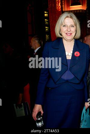 FICHIER PICS. 13 novembre 2023. Theresa Mary, Lady May une politicienne britannique qui a été Premier ministre du Royaume-Uni et chef du Parti conservateur de 2016 à 2019. Elle a précédemment servi dans le cabinet de David Cameron en tant que ministre de l'intérieur de 2010 à 2016, et est députée de Maidenhead dans le Berkshire depuis 1997. May a été la deuxième femme Premier ministre du Royaume-Uni après Margaret Thatcher, et la première femme à occuper deux des grands postes d'État. Westminster, Londres, Royaume-Uni. 1 novembre 2011. Photo Theresa May, députée lors d’une réception parlementaire à la Chambre des communes Banque D'Images