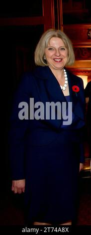 FICHIER PICS. 13 novembre 2023. Theresa Mary, Lady May une politicienne britannique qui a été Premier ministre du Royaume-Uni et chef du Parti conservateur de 2016 à 2019. Elle a précédemment servi dans le cabinet de David Cameron en tant que ministre de l'intérieur de 2010 à 2016, et est députée de Maidenhead dans le Berkshire depuis 1997. May a été la deuxième femme Premier ministre du Royaume-Uni après Margaret Thatcher, et la première femme à occuper deux des grands postes d'État. Westminster, Londres, Royaume-Uni. 1 novembre 2011. Photo Theresa May, députée lors d’une réception parlementaire à la Chambre des communes Banque D'Images