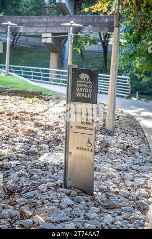 Houston, États-Unis - 21 octobre 2023 : signe Buffalo Bayou marcher dans le parc direction sabine Street et pont. Banque D'Images