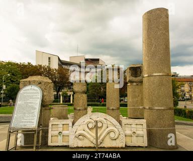 Banja Luka, Bosnie - 3 septembre 2023. Vestiges du temple de la Sainte Trinité à l'extérieur de la cathédrale orthodoxe serbe du Christ Sauveur. Banja Luka, Rép. Srpska Banque D'Images