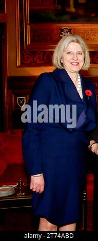 FICHIER PICS. 13 novembre 2023. Theresa Mary, Lady May une politicienne britannique qui a été Premier ministre du Royaume-Uni et chef du Parti conservateur de 2016 à 2019. Elle a précédemment servi dans le cabinet de David Cameron en tant que ministre de l'intérieur de 2010 à 2016, et est députée de Maidenhead dans le Berkshire depuis 1997. May a été la deuxième femme Premier ministre du Royaume-Uni après Margaret Thatcher, et la première femme à occuper deux des grands postes d'État. Westminster, Londres, Royaume-Uni. 1 novembre 2011. Photo Theresa May, députée lors d’une réception parlementaire à la Chambre des communes Banque D'Images