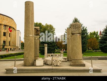 Banja Luka, Bosnie - 3 septembre 2023. Vestiges du temple de la Sainte Trinité à l'extérieur de la cathédrale orthodoxe serbe du Christ Sauveur. Banja Luka, Rép. Srpska Banque D'Images