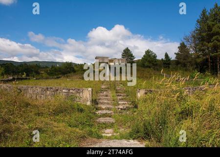 Bravsko, Bosnie - 5 septembre 2023. Mémorial des partisans de la Seconde Guerre mondiale yougoslave à Bransko dans la municipalité de Bosanski Petrovac dans le canton d'una-Sana, en Bosnie Banque D'Images