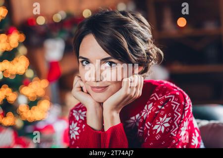 Photo de inspiré mignon charmant jeune fille drôle mains pommettes rêves joyeusement Noël fête magie isolé dans la maison décoration intérieure Banque D'Images