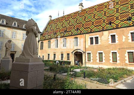 Statues de Nicolas Rollin, chancelier du duc de Bourgogne, et de son épouse Guignone de Salins dans le parterre de l'Hospice fondé par eux en 1 Banque D'Images