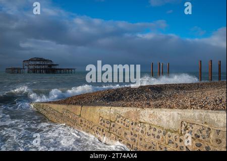 Vue tôt le matin des vestiges de Brightons West Pier depuis le front de mer, Brighton, Sussex, Angleterre, Royaume-Uni Banque D'Images