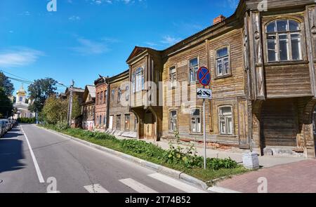 Vieille maison en bois dans une ville russe Banque D'Images