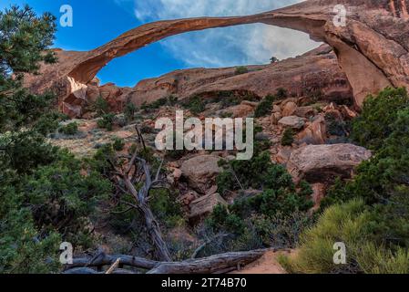 Une vue de Landscape Arch vue du sentier Devils Garden dans le parc national Arches, Moab, Utah au printemps Banque D'Images