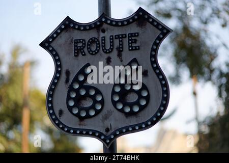 Les voitures Disney California Adventure font leur apparition dans les lumières de Noël. Banque D'Images