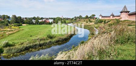 Paysage rivière et tour du monastère Spaso-Evfimievsky à Souzdal, Russie Banque D'Images