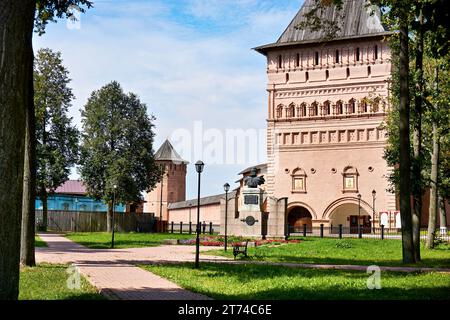 Tour du monastère de Spaso-Evfimievsky et monument à Dmitri Pozharsky à Souzdal, Russie Banque D'Images