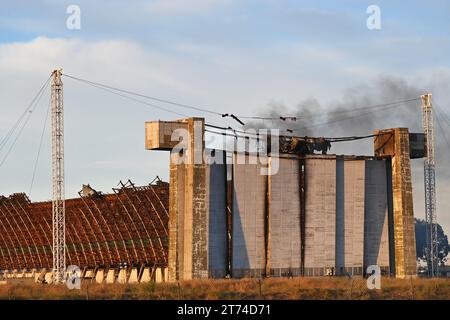 TUSTIN, CALIFORNIE - 13 NOVEMBRE 2023 : le feu du hangar Tustin MCAS Blimp, le matin et tôt, quelques jours après le début du feu, couve toujours. Banque D'Images