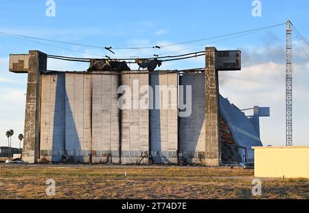 TUSTIN, CALIFORNIE - 13 NOVEMBRE 2023 : le feu du hangar Tustin MCAS Blimp quelques jours après le début du feu est toujours couvant. Banque D'Images