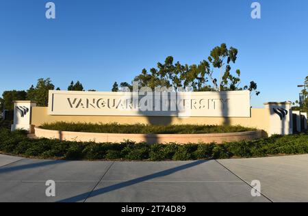 COSTA MESA, CALIFORNIE - 12 NOVEMBRE 2023 : Vanguard University signe, une université protestante privée et le premier collège de 4 ans dans le comté d'Orange. Banque D'Images